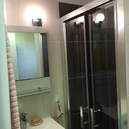 בית נופש Maison Bord De Climatisee La Capte ,