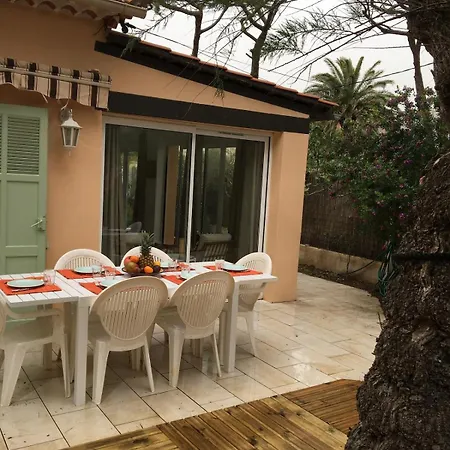 בית נופש Maison Bord De Climatisee La Capte , *